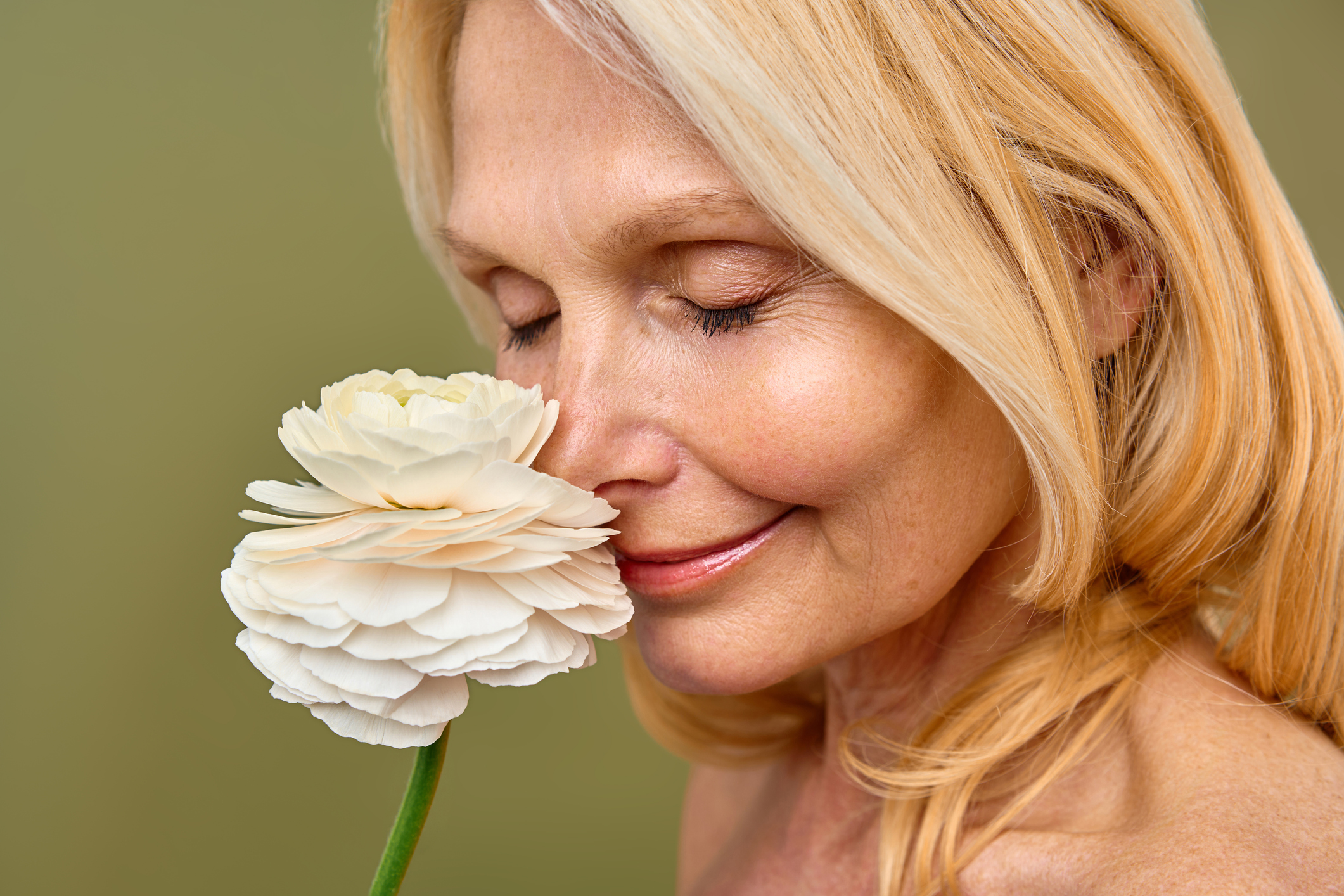 Reife Haut ist keine Herausforderung. Sie ist eine Einladung. Reife Haut ist keine Herausforderung. Sie ist eine Einladung.